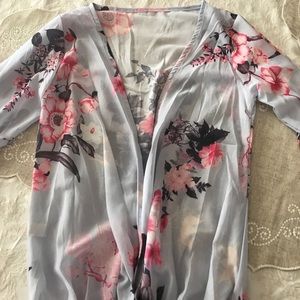 Cute Blouse with tie sleeves